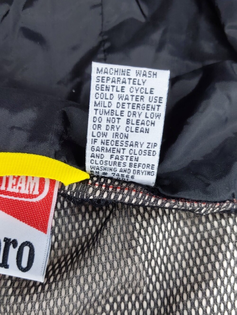 Marlboro Hooded Windbreaker Jacket in Red XL - Picture 11 of 16